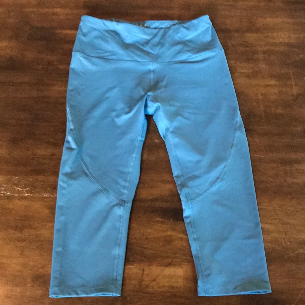 Women’s Layer 8 Size M Crop Leggings